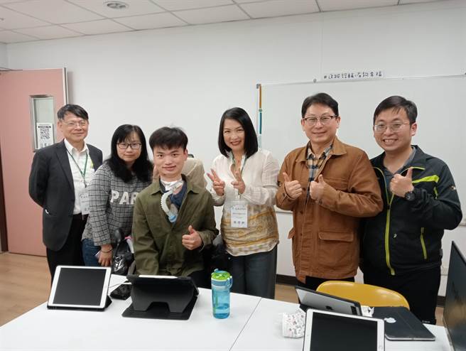 长庚大学资工系学生王绍丞（左三）与母亲（左二）及校内师长、访视委员合照。（校方提供）