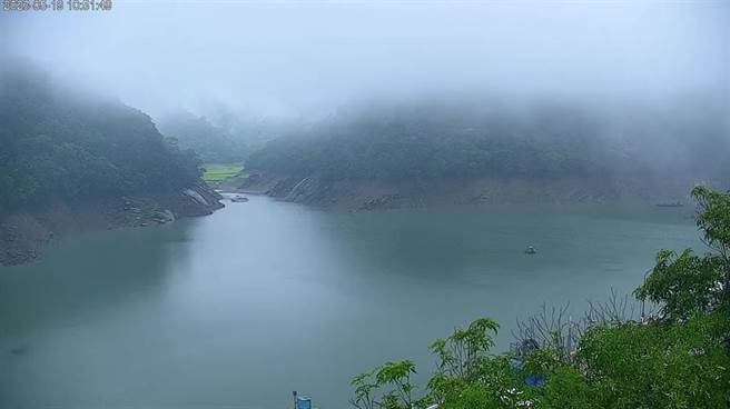 虽然这波梅雨剧烈雷声浩大，但经济部水利署统计，全台水库估可进帐近1800万吨，不到4月那波的一半，对水情帮助有限。图为石门水库，目前水位33％。(翻摄照片／蔡明亘桃园传真)