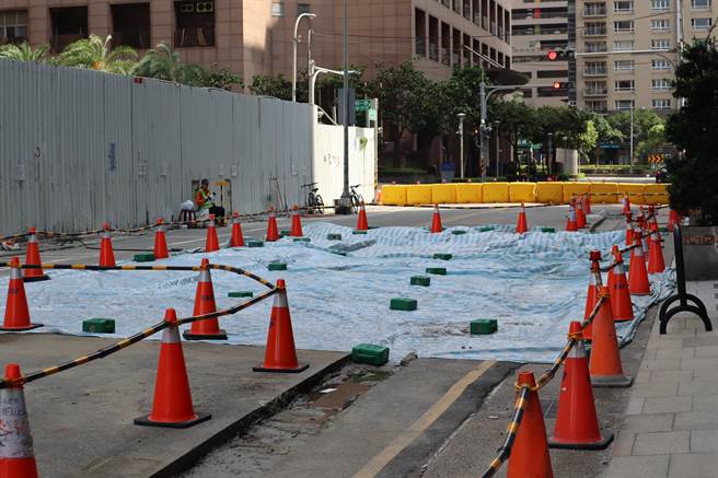 竹北市丰采520建案工地邻近道路坍塌，建商在期限最后1天交出抢险计画，新竹县府将从严审查。（邱立雅摄）