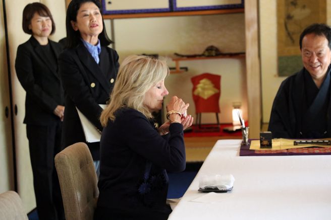 美国总统夫人拜登19日在广岛体验日本茶道。（路透）