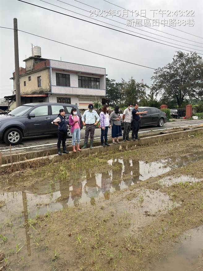 桃園市農業局今日會同農業改良場、農糧署北區分署前往關心農損狀況。（農業局提供／蔡明亘桃園傳真）