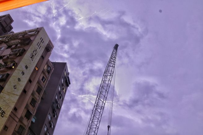 19日凌晨的大雷雨，闪电一秒闪了数十次，漆黑的天空瞬间染成白紫色，让民眾整晚难以安眠。（杜宜谙摄）