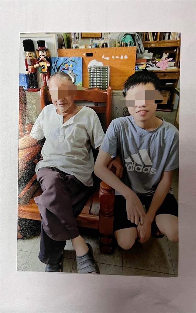 5亿高三生婚后坠楼案扯出离奇身世，他是阿公与母所生，祖孙照曝光。（民眾提供）
