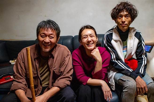 庹宗华（左起）、李又汝、庄岳剧中演一家人。（北投映像黄华安摄影提供）