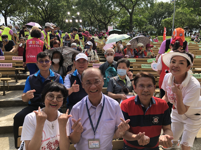 纪宝如理事长、民政局陈永德局长、大安区区长林明宽、纪丽如。(戴志扬翻摄)