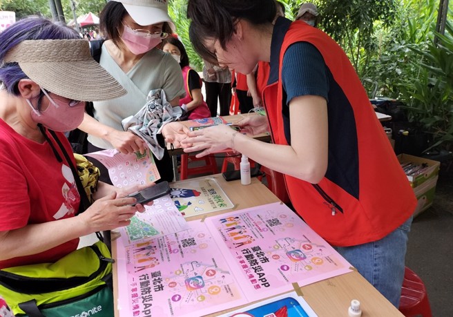 民眾踊跃下载防灾app。(戴志扬翻摄)