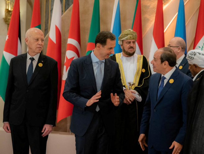 2023年5月19日，在阿盟峰会之前，叙利亚总统阿萨德与埃及总统塞西交谈。（路透）