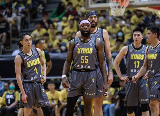 曼尼高(中)今天领军国王轻松击溃梦想家。(新北国王提供)