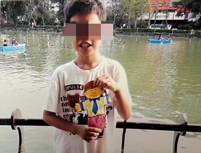 赖男家属指控，赖男坠楼身亡疑是因继承上亿遗产夺命，图为赖男幼年。（民眾提供）
