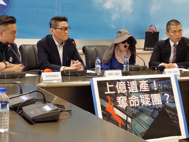 赖母由议员陪同开记者会指控，赖男坠楼身亡疑是「上亿遗产，夺命疑团」。（图／张亦惠摄）

