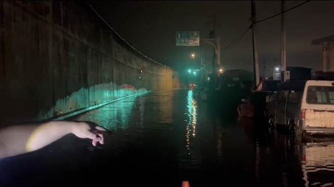 台61线草漯路段原今傍晚雨势趋缓，2侧道路水都退去并开放通行，岂料晚间又接获民眾淹水通报。（翻摄照片／蔡明亘桃园传真）