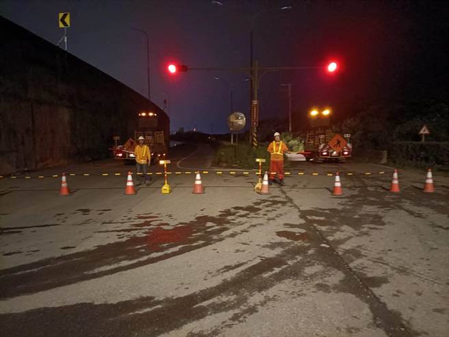 台61线草漯路段19日晚间2度淹水，中坜工务段提醒用路民眾改道。（翻摄照片／蔡明亘桃园传真）