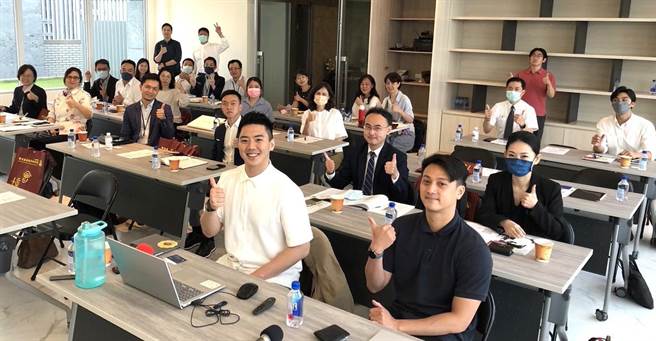 「营建落实ESG行动方案」工作坊，以营建业为例，藉由了解国家政策法规、运用智慧科技、朝向建筑永续，来落实2050净零排放目标。(会研会提供)