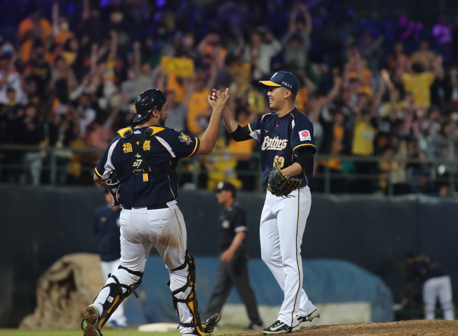 中信兄弟吕彦青（右）。（资料照，郑任南摄）