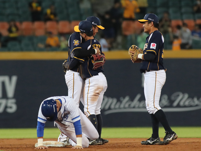 中信兄弟游击手江坤宇策动再见双杀，助投手上演「接力无安打」比赛。（郑任南摄）