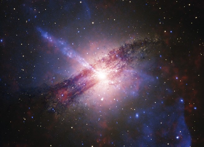 天文学家结合了2组地球轨道上的太空望远镜和1组天文台的观测资料，合成了半人马座A （Centaurus A）的全新照片。 （NASA/CXC/SAO/J.Schmidt）