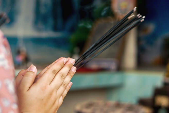 一名女子离婚却遭前婆婆天天来电要求跑腿、做家事，事后才知道自己离婚时少做一件事。(示意图／shutterstock)