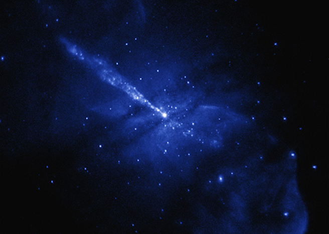 钱卓拉X射线天文台（蓝色）则突出了一个向左上方延伸约1万3000光年长的尖锐喷射流。（Chandra: NASA/CXC/SAO）