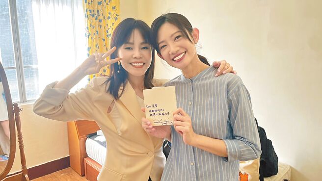 彭佳慧（左）日前拍摄新歌MV，邀来吴奕蓉合作演出。（大赏门文化提供）