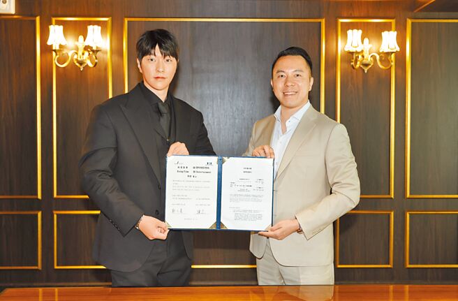 韩星崔上（左）正式签约台湾影视公司，与风度影业董事长郑人豪合影。（风度影业提供）