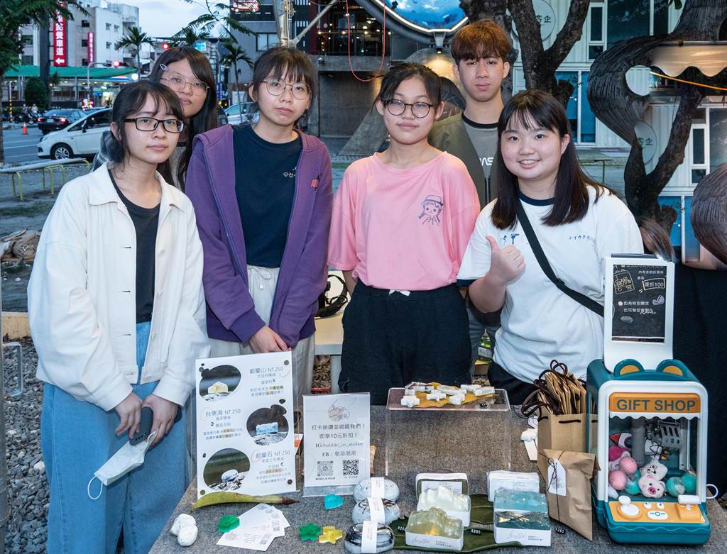 國立台東大學數位媒體與文教產業學系在鐵花新聚落微光市集舉辦1年1度的文創快閃展售會。（國立台東大學提供／蔡旻妤台東傳真）