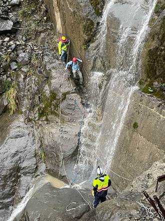 阿里山眠月線大崩壁成水瀑     20名受困登山客驚險獲救