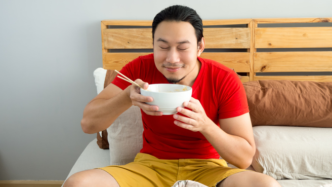 睡前大量进食会影响睡眠品质。（示意图／Shutterstock）