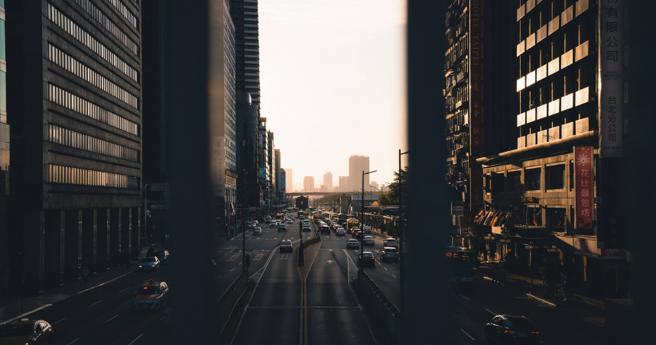 台中高三男学生继承5亿后，和代书儿子结婚并在两小时后坠楼身亡，案件引发社会关注。（示意图；非事故地点／翻摄自pexels）