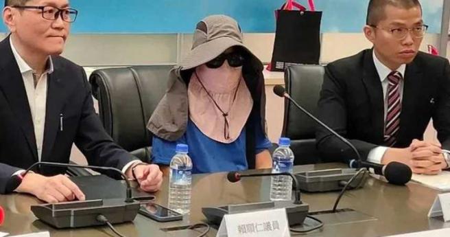 高三男学生母亲（中）认为代书儿谋财害命，更透露才见几次面怎么可能会去结婚。（图／翻摄画面）