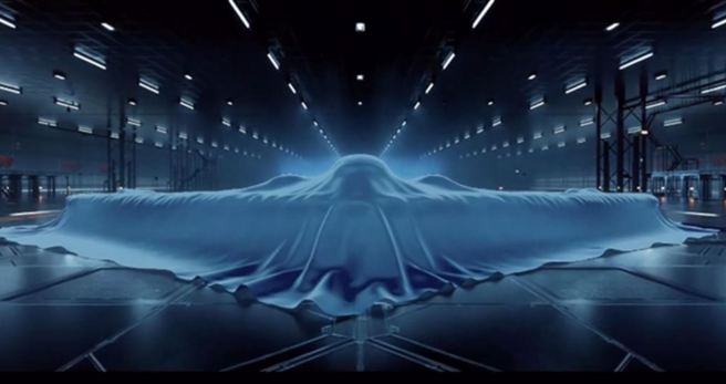 大陆空军2021年1月在招飞宣传片片尾，秀出一架被白色布幕覆盖的下一代长程战略隐形轰炸机。（中国空军）