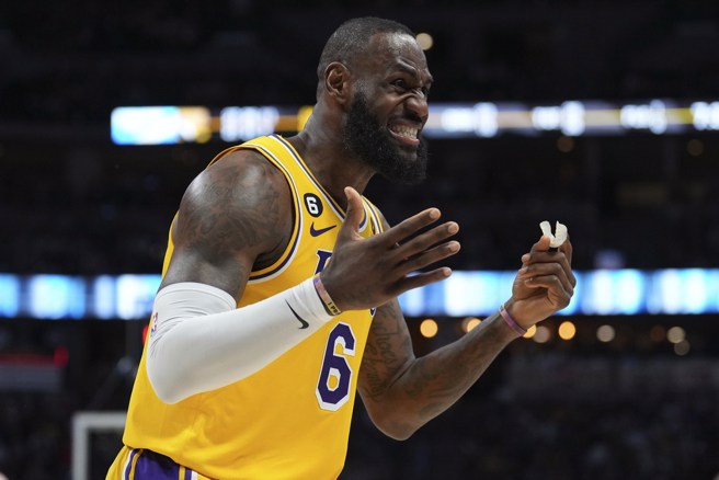 詹姆斯在西区冠军赛G2频频跟裁判抗议尺度。(美联社资料照)