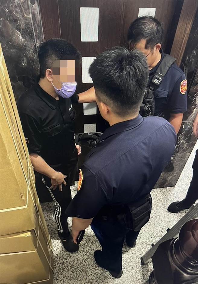警方逮曾姓员工。（翻摄照片／高雄洪靖宜传真）