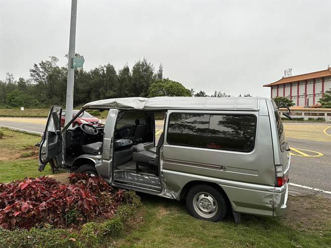 金门1名杨姓男子驾驶小客货车行经桃园路与金山公墓转弯处不慎自撞路缘石，造成车辆车头及左侧严重损坏。(图／警方提供)