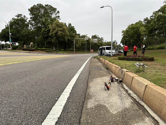 天雨路滑，警方提醒所有驾驶人驾车行驶于道路应遵守速限，以策安全。(图／警方提供)