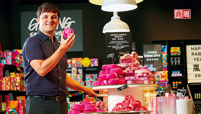 「66%产品为裸包装！」从门市店员做起的康睿成(图) 表示，Lush致力于不过度包装，并将资源放在产品研发。(摄影・骆裕隆)