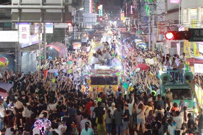 朴子真人艺阁热闹场景与北港有得拚，百年传统得以復兴，其实是李文杰为找回父亲当年的美好回忆而发起、復办。（陈锦财提供/吕妍庭嘉义传真）