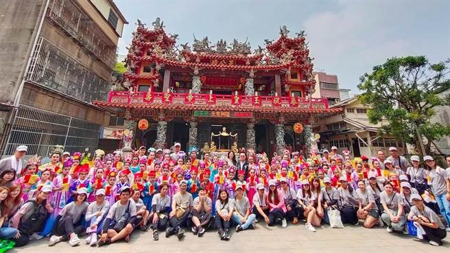 朴子市真人艺阁遶境由一群有心人自主策画、举办，规模一年比一年大。（陈锦财提供/吕妍庭嘉义传真）