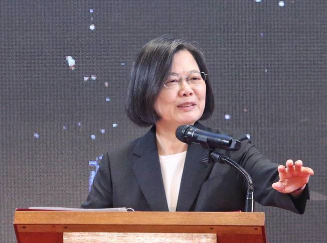 蔡英文总统就职满7周年，有媒体也对于房价议题提出疑问，蔡英文坦言，「高房价确实是很多人的难题」。（赵双杰摄）