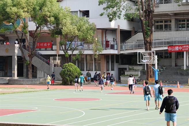 国中会考第一天，考生陆续进入考场学校。（市府提供／洪荣志台南传真）
