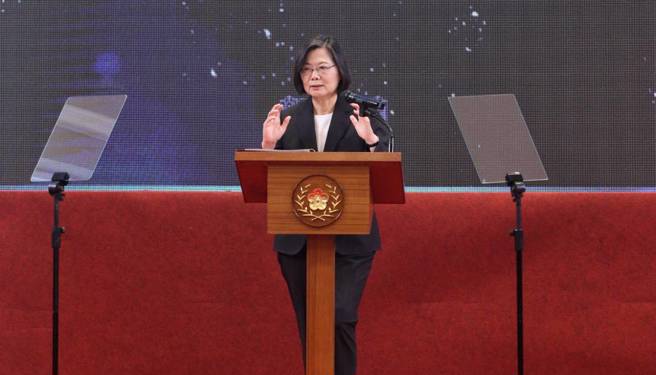 蔡英文总统就职今天满7周年，对于半导体人才短缺议题，她表示，可以透过良性竞争吸引全球人才。（赵双杰摄）
