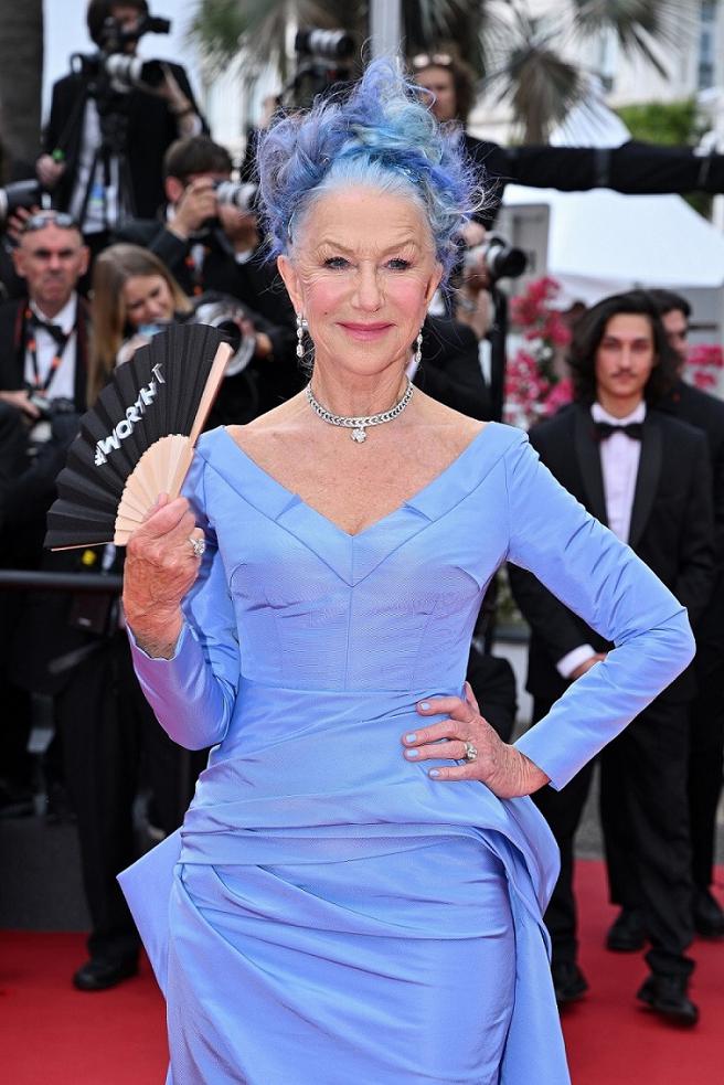 高龄77岁的奥斯卡影后海伦米兰将白髮染成粉蓝色，再搭配浅蓝色的礼和宝格丽全套珠宝，添影后气场。（BVLGARI提供）