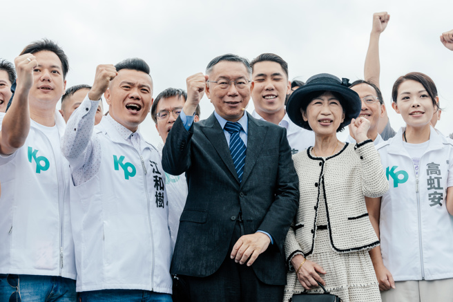 民眾党主席柯文哲（中）20日于淡水沪尾艺文休閒园区举办参选2024总统大选宣示记者会，柯上台阐述参政理念，期盼延续150年前马偕牧师精神，以实际行动化解仇恨、误解，解开绳结；现场风雨交加，柯未撑伞，全身湿透发表参选宣言。 （郭吉铨摄） 