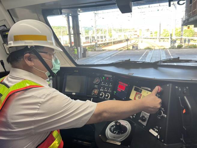 台铁表示，新购的列车皆设有3合1紧急停车按钮，可大幅缩短反应时间。（台铁提供／陈佑诚传真）