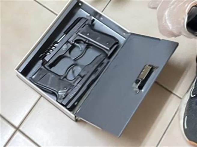 李嫌在英文字典藏枪。（读者提供／程炳璋台南传真）