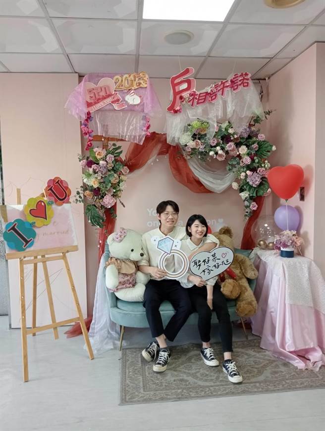 今天520新人到嘉义市户政事务所登记结婚，甜蜜浪漫。（嘉义市政府提供／廖素慧嘉市传真）