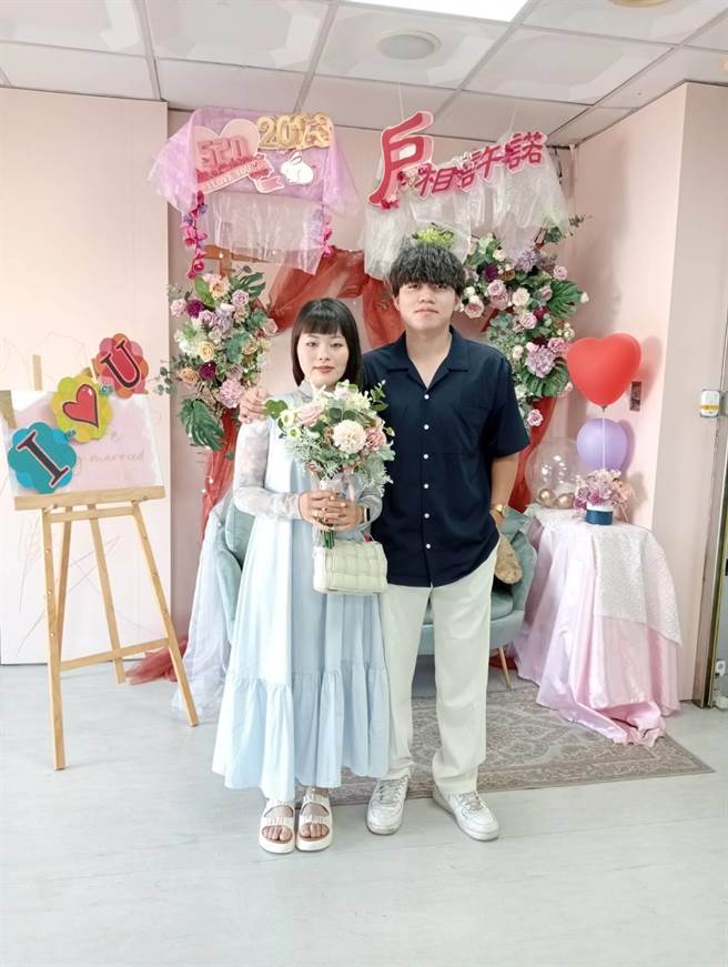 今天520新人到嘉义市户政事务所登记结婚，别具纪念意义。（嘉义市政府提供／廖素慧嘉市传真）