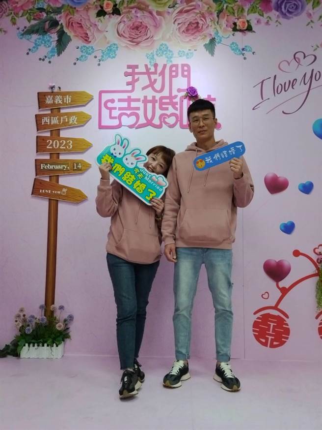 今天520，新人到嘉义市户政事务所登记结婚后拍甜蜜照。（嘉义市政府提供／廖素慧嘉市传真）