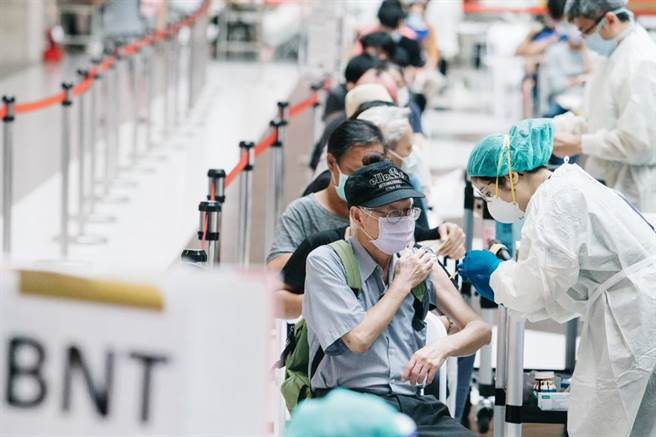 卫福部预防接种受害救济审议小组（VICP）近日公布最新会议纪录，共有26案核予救济金，台北市一名40多岁郑姓女子接种AZ疫苗后12天意识不清送医，诊断为血栓併血小板低下症候群，专家研判与接种疫苗有关，核予救济金250万元。（示意图／郭吉铨摄）