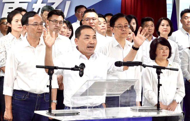 国民党20日举办「政党轮替、台湾更好」誓师大会 ，总统参选人侯友宜与立委参选人、党籍县市长表达团结理念，力拚明年520重返执政。（姚志平摄）