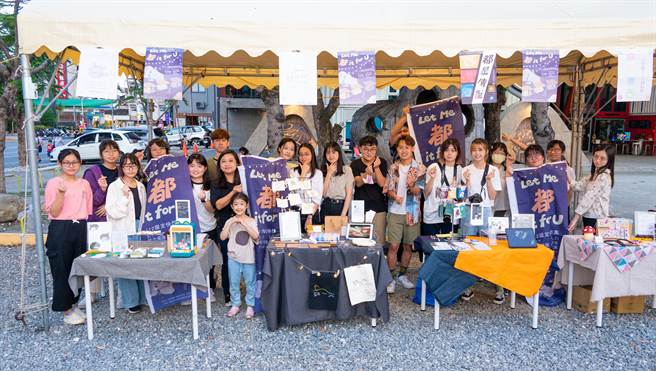 国立台东大学数位媒体与文教产业学系在铁花新聚落微光市集举办1年1度的文创快闪展售会。（国立台东大学提供／蔡旻妤台东传真）